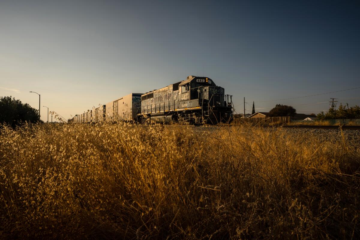 Un tren pasa por Hanford, California, en el Valle de San Joaquín.