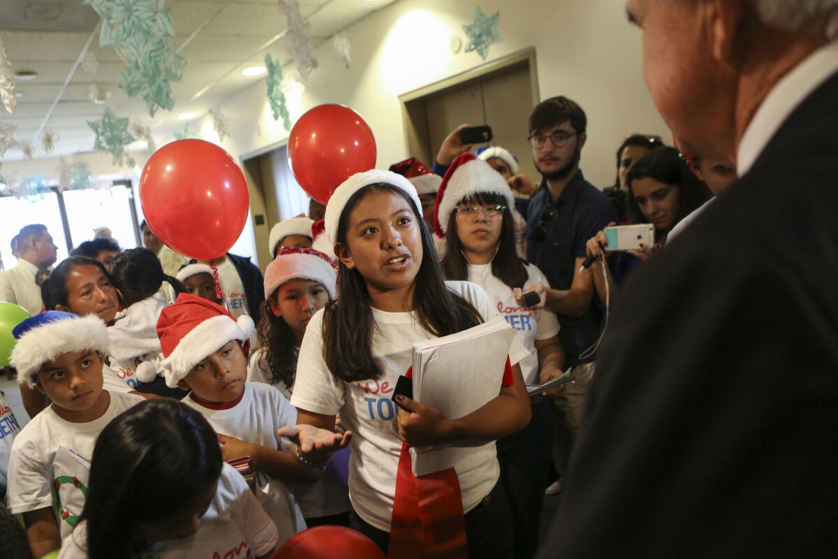 Elena Marquez, de 17 años, habla conel alcalde del condado de Miami-Dade, Carlos Giménez, dentro de una campaña realizado por centenares de niños estadounidenses, hijos de inmigrantes, que entregaron cartas a alcaldes de todo el país para pedirles que protejan a las familias de las promesas electorales de Donald Trump de deportar a millones de indocumentados.