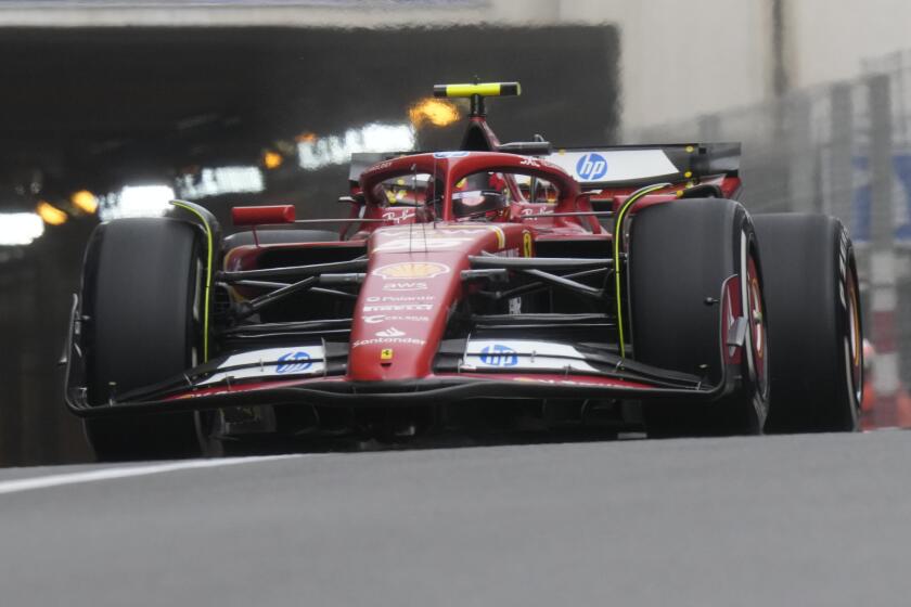 El piloto de la F1 Carlos Sainz de la escudería Ferrari conduce su auto en la primera práctica antes del Gran Premio de Mónaco el viernes 24 de mayo del 2024. (AP Foto/Luca Bruno)