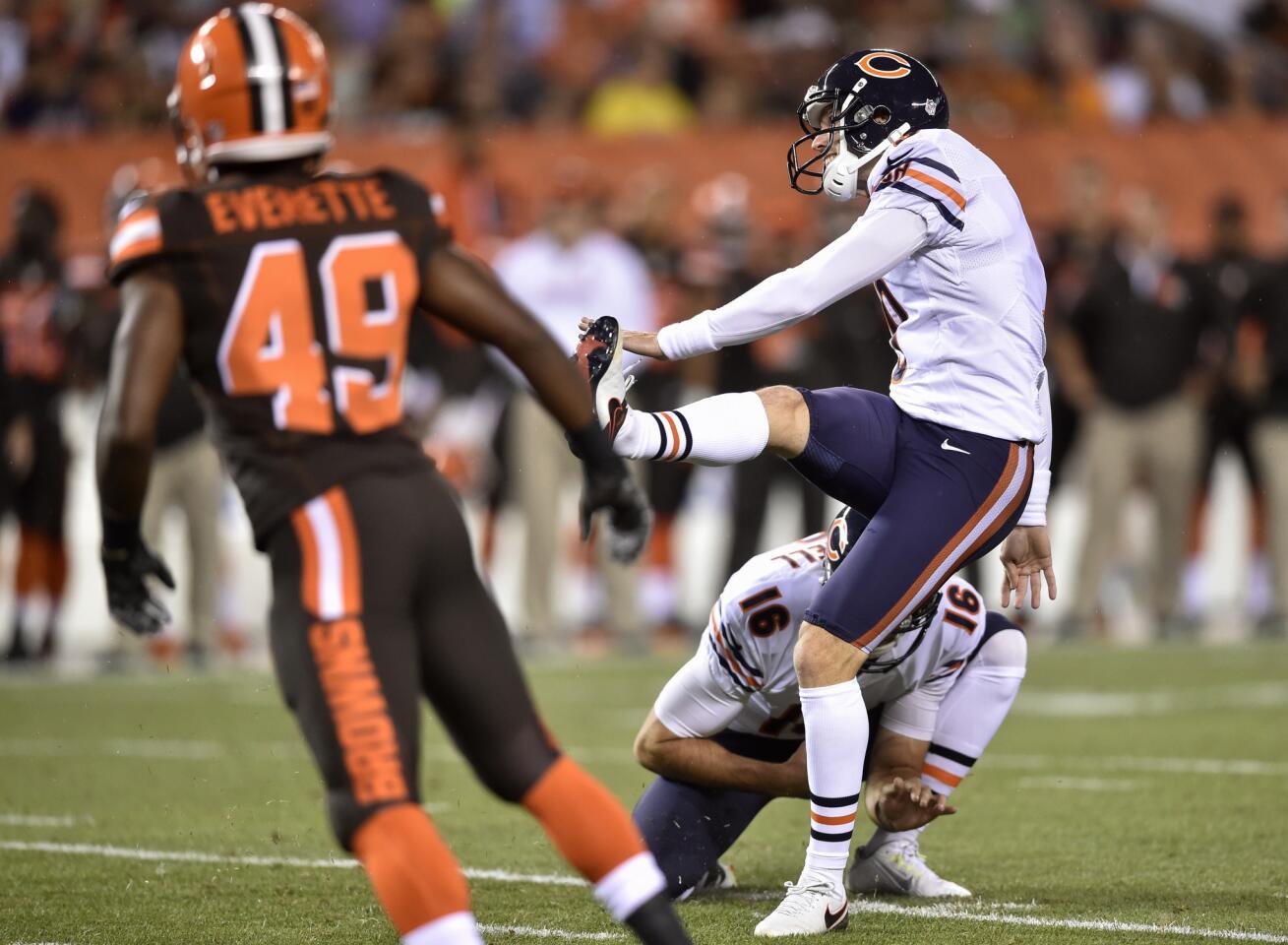 Robbie Gould kicks a field goal during the first half of an exhibition game against the Browns on Thursday, Sept. 1, 2016, in Cleveland.