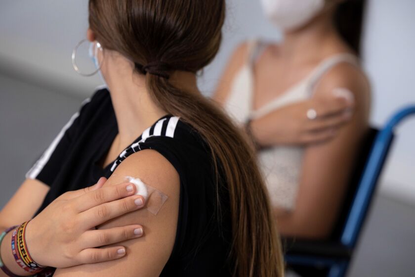 Entrenan a adolescentes latinos para educar sobre las vacunas contra covid