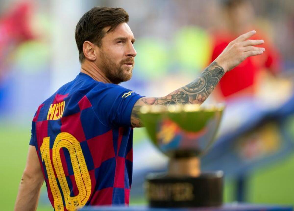 El capitán y delantero argentino del FC Barcelona, Leo Messi, saluda a la afición en el Camp Nou, en Barcelona. EFE/Enric Fontcuberta/Archivo