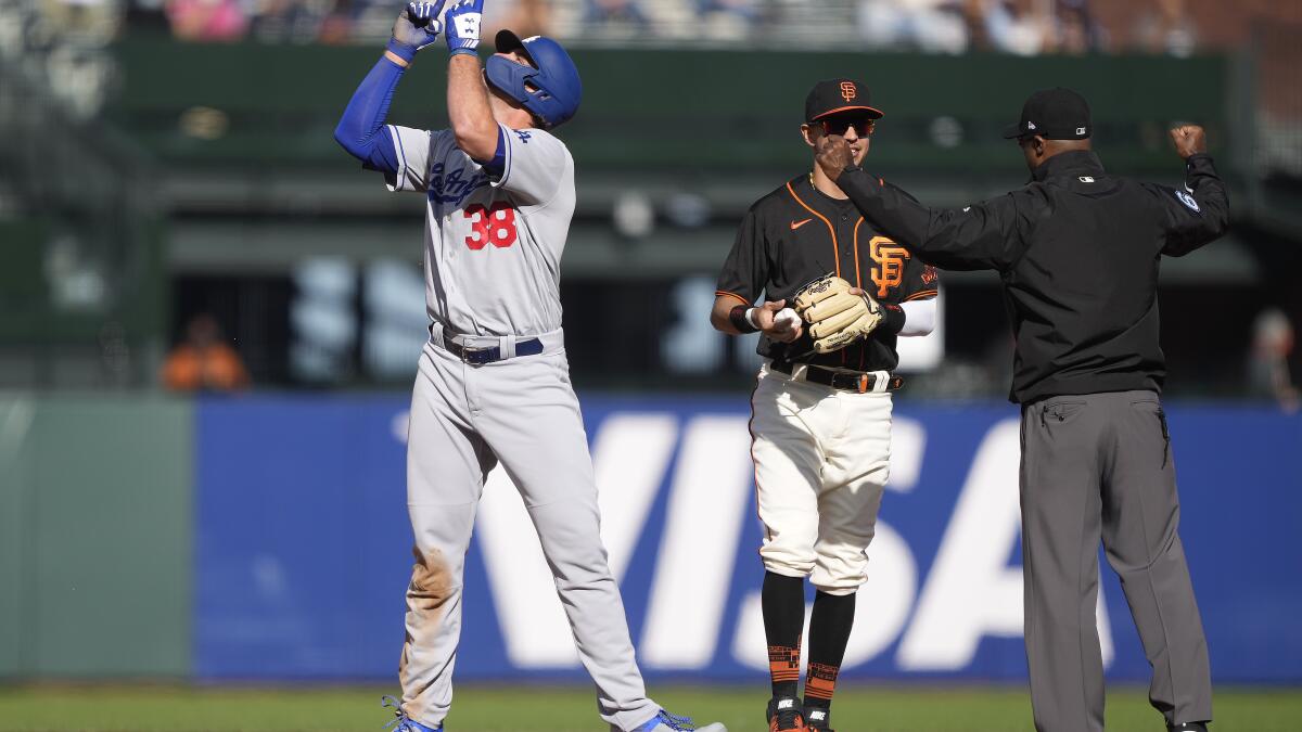 Brandon Crawford showed off his wheels and his glove with two crazy running  catches