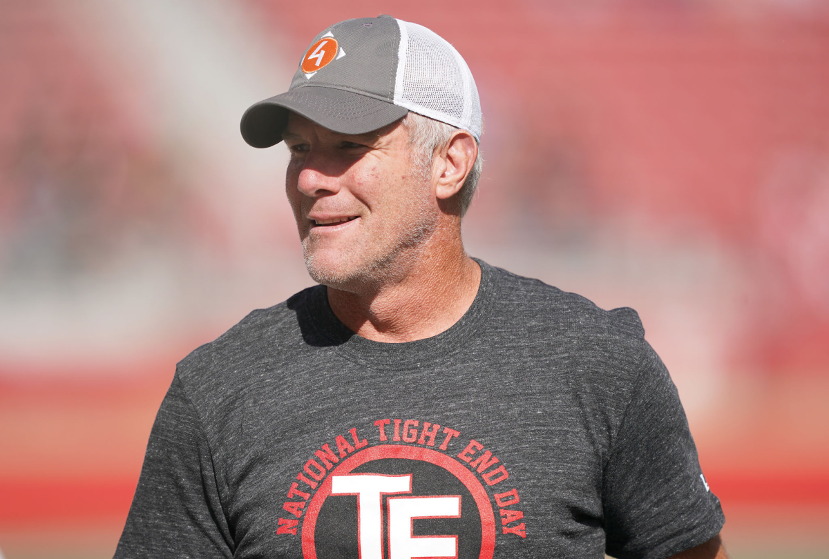 Former NFL quarterback Brett Favre wears a T-shirt that reads "National Tight End Day."