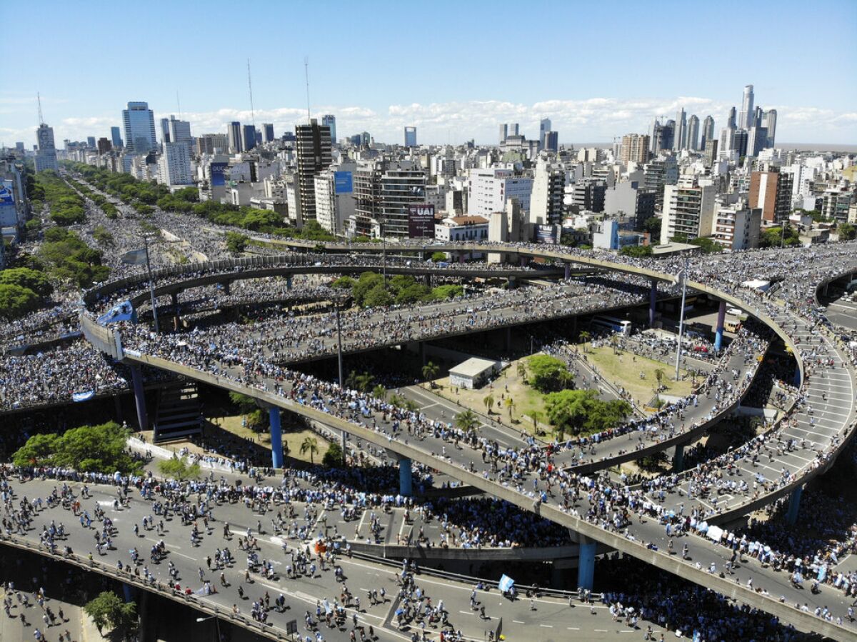 Una muchedumbre ocupa las autopistas a la espera del paso de la selección de Argentina, 