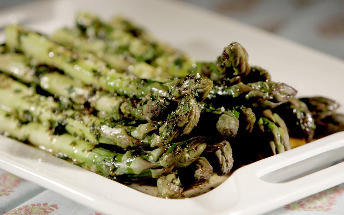 Steamed asparagus with brown butter sauce