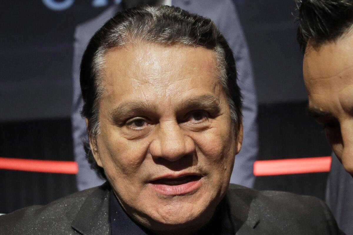ARCHIVO - El gran boxeador Roberto Durán asiste a una conferencia de prensa en Nueva York 