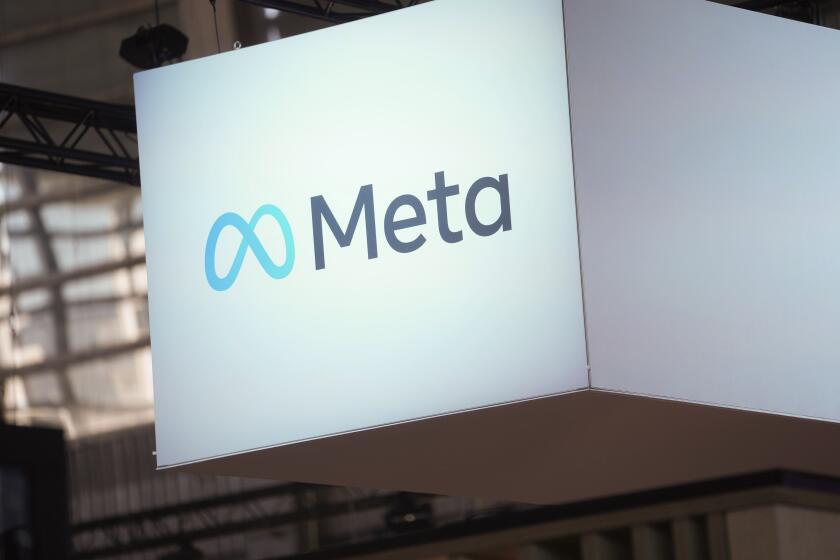 ARCHIVO - El logotipo de Meta en un evento en París, Francia, el miércoles 14 de junio de 2023. (AP Foto/Thibault Camus, Archivo)