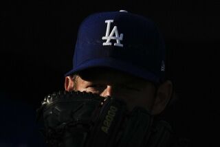 Clayton Kershaw de los Dodgers de Los Ángeles calienta en el bullpen previo a un juego de pretemporada contra los Rangers de Texas, el jueves 16 de marzo de 2023, en Glendale, Arizona. (AP Foto/Ashley Landis)