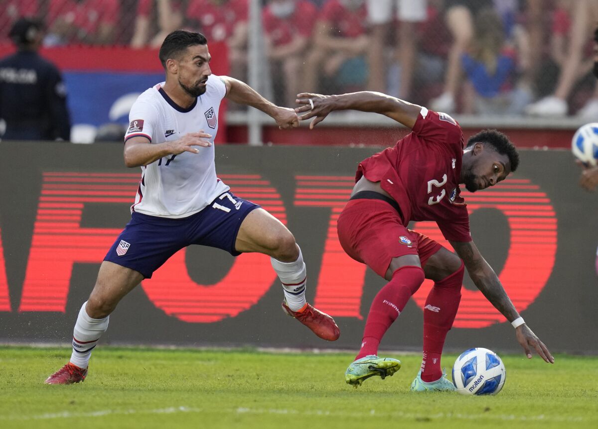 Panama's Michael Murillo is challenged by United States'´ Sebastian Lletget.
