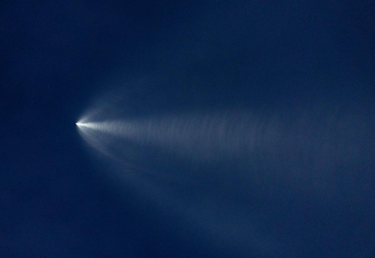 Le lancement de la fusée SpaceX Falcon 9 avec 22 satellites Starlink est vu depuis Huntington Beach.  