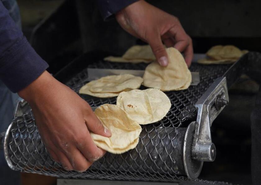 Un empleado hace tortillas el miércoles 3 de enero de 2017, en Ciudad de México (México). EFE/Sáshenka Gutiérrez/Archivo