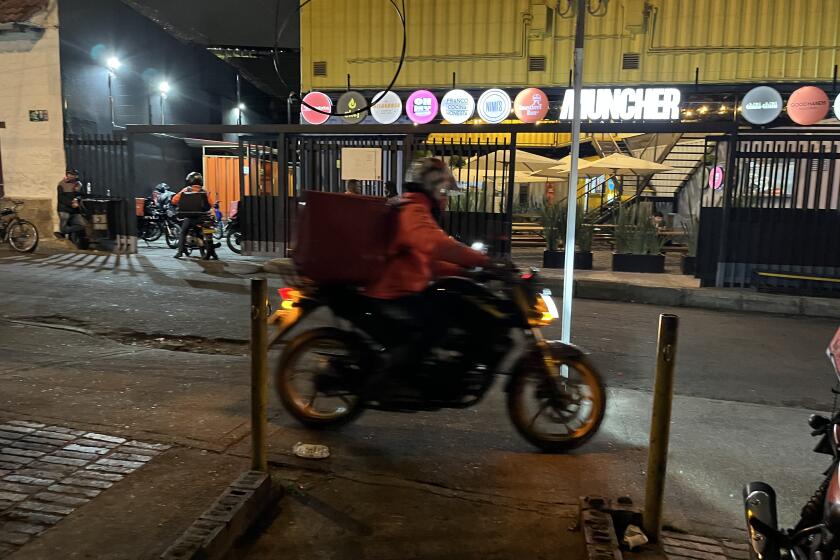 Los inmigrantes venezolanos en Colombia han encontrado una fuente de empleo en la entrega de comida a domicilio.