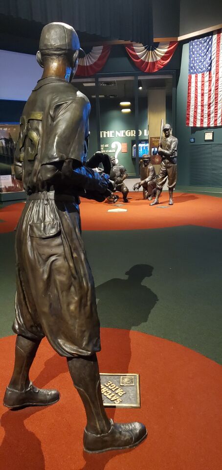 En una de las secciones del museo, se exhibe el Hall of Fame Lockers, que rinde homenaje a jugadores afroamericanos que han sido inducidos en el Salón de la Fama Nacional de Béisbol.