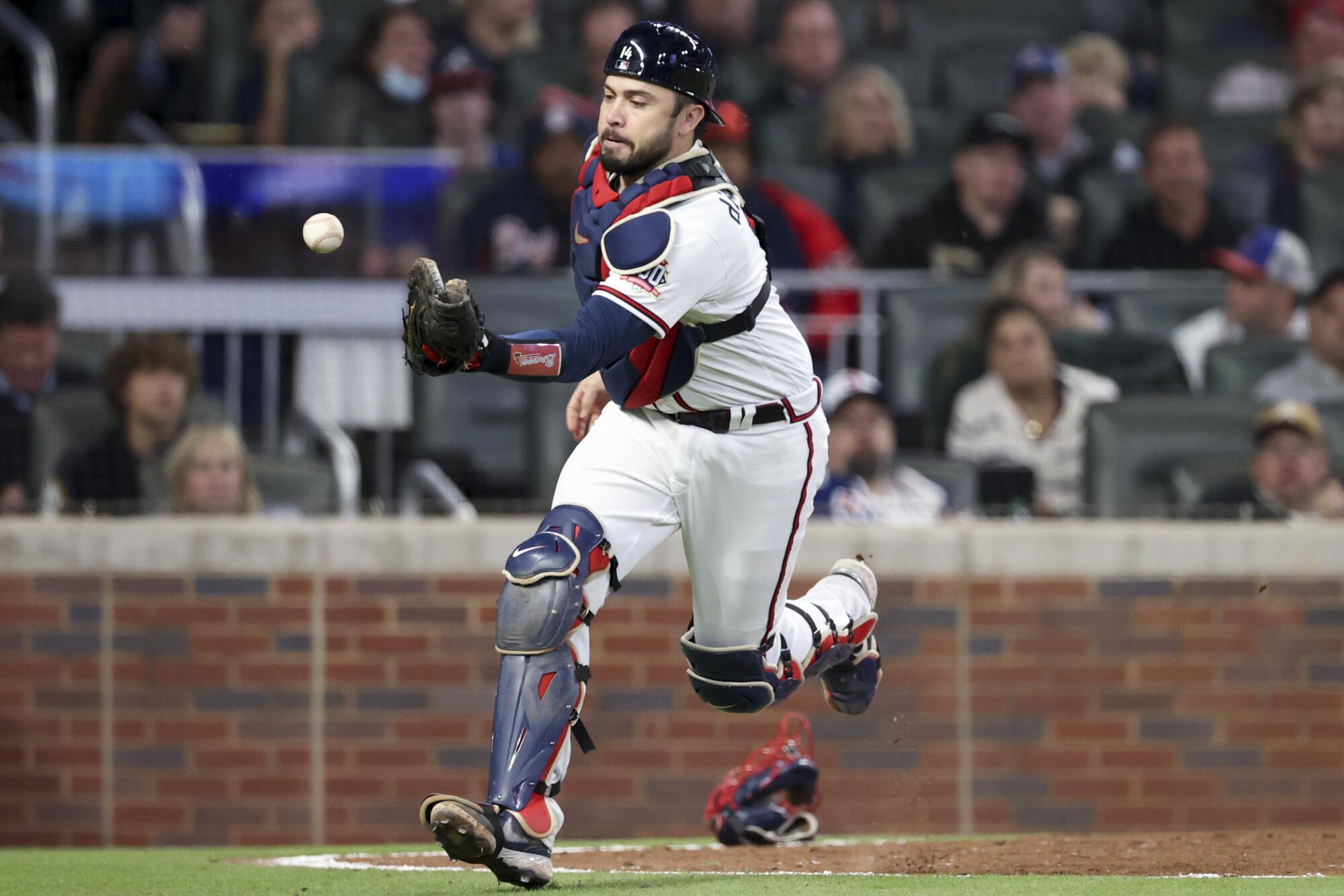 Braves catcher Travis d'Arnaud can't make a catch on a pop up fly by Dodgers' Albert Pujols