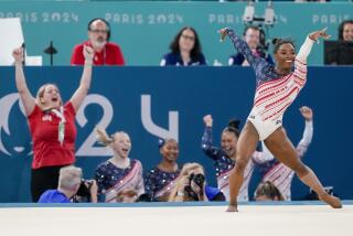 La estadounidense Simone Biles concluye su rutina de piso en los Juegos Olímpicos de París, el martes 30 de julio de 2024 (AP Foto/Natacha Pisarenko)