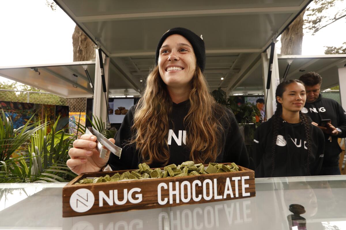 Kaydee Perreira en Grass Lands entrega cuadritos de chocolate blanco mezclados con té matcha, una muestra de barras de caramelo vendidos por Nug, un dispensario con ubicaciones en Sacramento y Oakland.