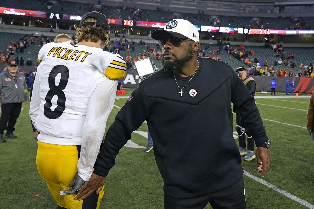  Steelers coach Mike Tomlin congratulates quarterback Kenny Pickett.