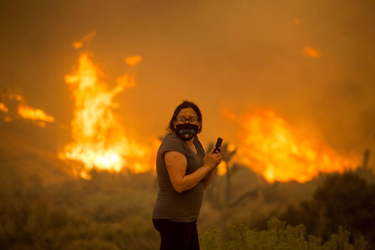 Una mujer observa un incendio forestal en Juniper Hill, California, el viernes 18 de septiembre de 2020. 