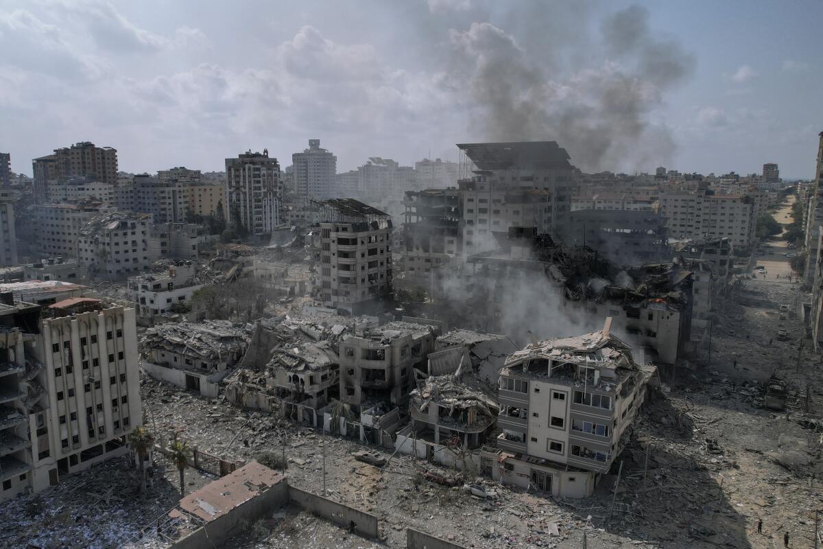 Vista de edificios reducidos a escombros por los aviones israelíes en Ciudad Gaza.