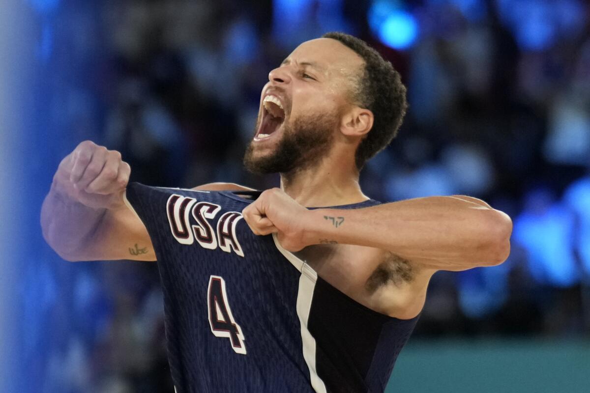 El estadounidense Stephen Curry (4) celebra la victoria ante Francia en la final 