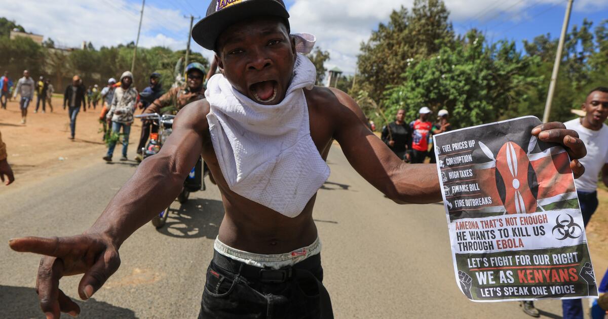 Des centaines de jeunes manifestent devant le centre de quarantaine Ebola au Kenya pour les citoyens américains