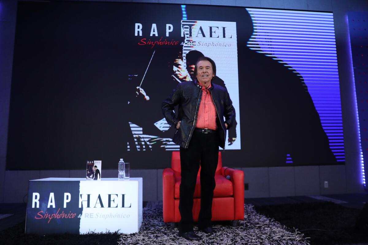 El ídolo español Raphael, quien está presentando en conjunto sus proyectos "Sinphónico" y "RESinphónico"