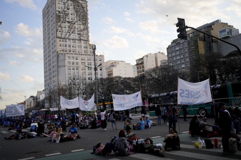 La gente protesta exigiendo más subsidios en medio de una acelerada inflación frente al edificio del Ministerio de Desarrollo Social en Buenos Aires, Argentina, el martes 27 de septiembre de 2022. (AP Foto/Natacha Pisarenko)