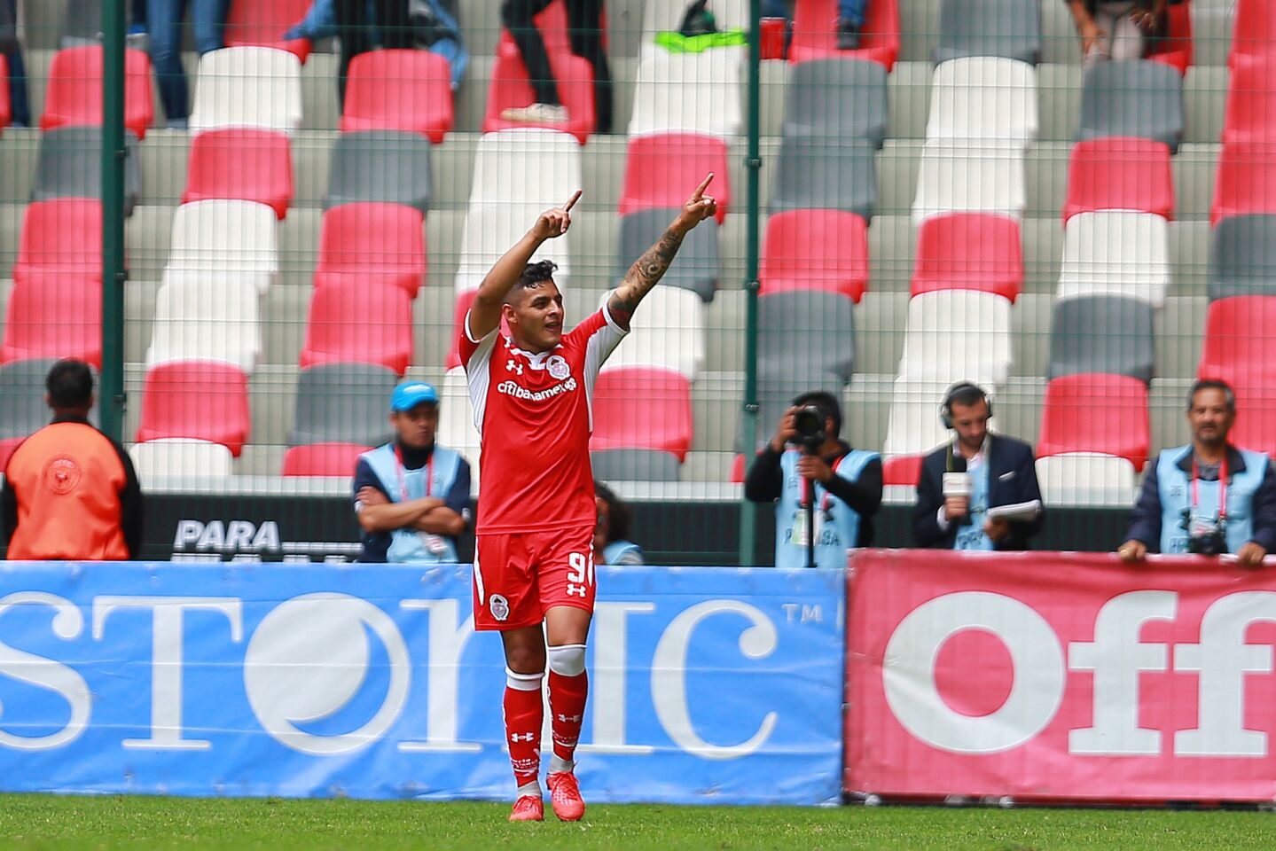 El delantero de Toluca Ernesto Vega celebra tras anotar uno de los goles en la victoria por 3-0 ante los Xolos de Tijuana.