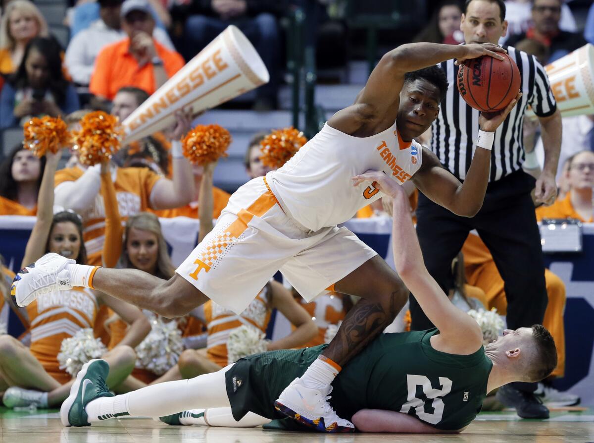 Tennessee's Admiral Schofield grabs a loose ball over Wright State's Parker Ernsthausen.