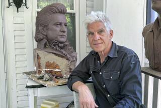 El artista Kevin Kresse se ve junto a un busto de arcilla de Johnny Cash, el 23 de abril de 2024 en Little Rock, Arkansas. La escultura completa de Cash se presentará este año en el Capitolio de Estados Unidos como parte de la colección del Salón Nacional de Estatuas. (AP Foto/Mike Pesoli)