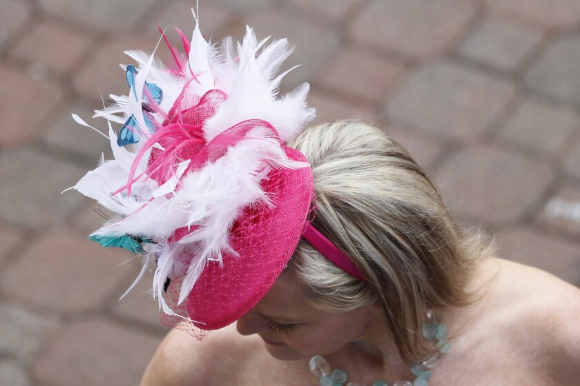 Una donna indossa un cappello durante la 145a corsa della Kentucky Derby horse race a Churchill Downs il 4 maggio 2019.