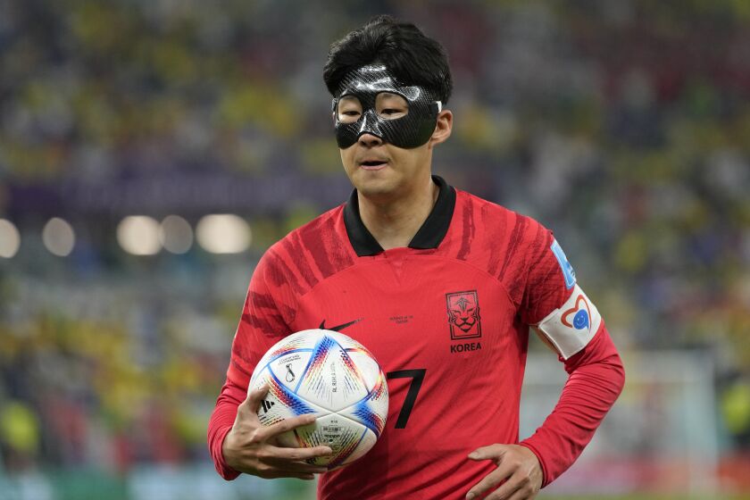 Son Heung-min, de Corea del Sur, camina con el balón durante un partido de octavos de final de la Copa del Mundo ante Brasil, el lunes 5 de diciembre de 2022, en Al Rayán, Qatar (AP Foto/Andre Penner)