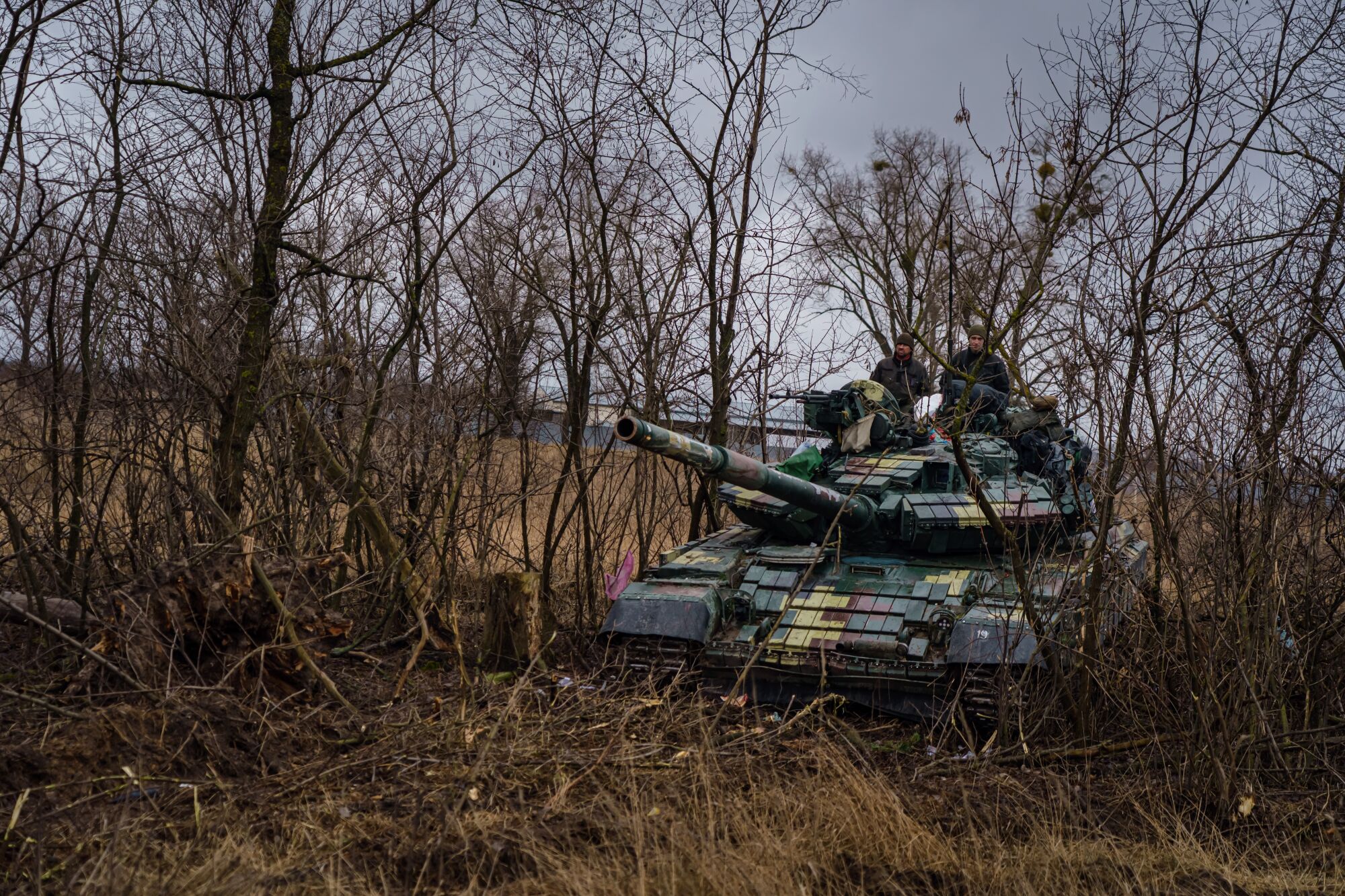 La tripulación de un tanque ucraniano en posición preparada en una carretera cerca de Sytnyaky, Ucrania.
