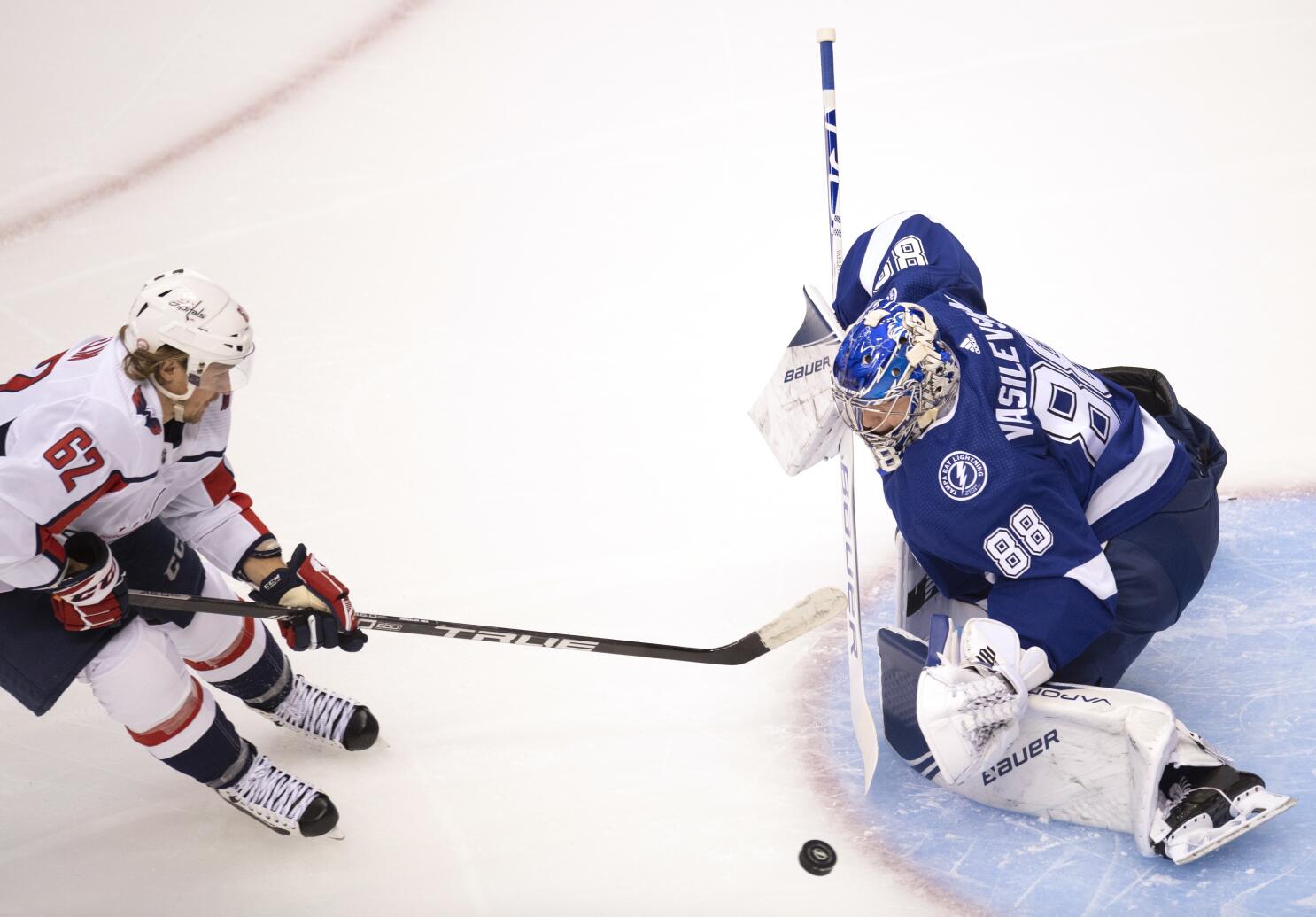 NHL playoffs: Lightning's Kucherov scores last-second game winner 