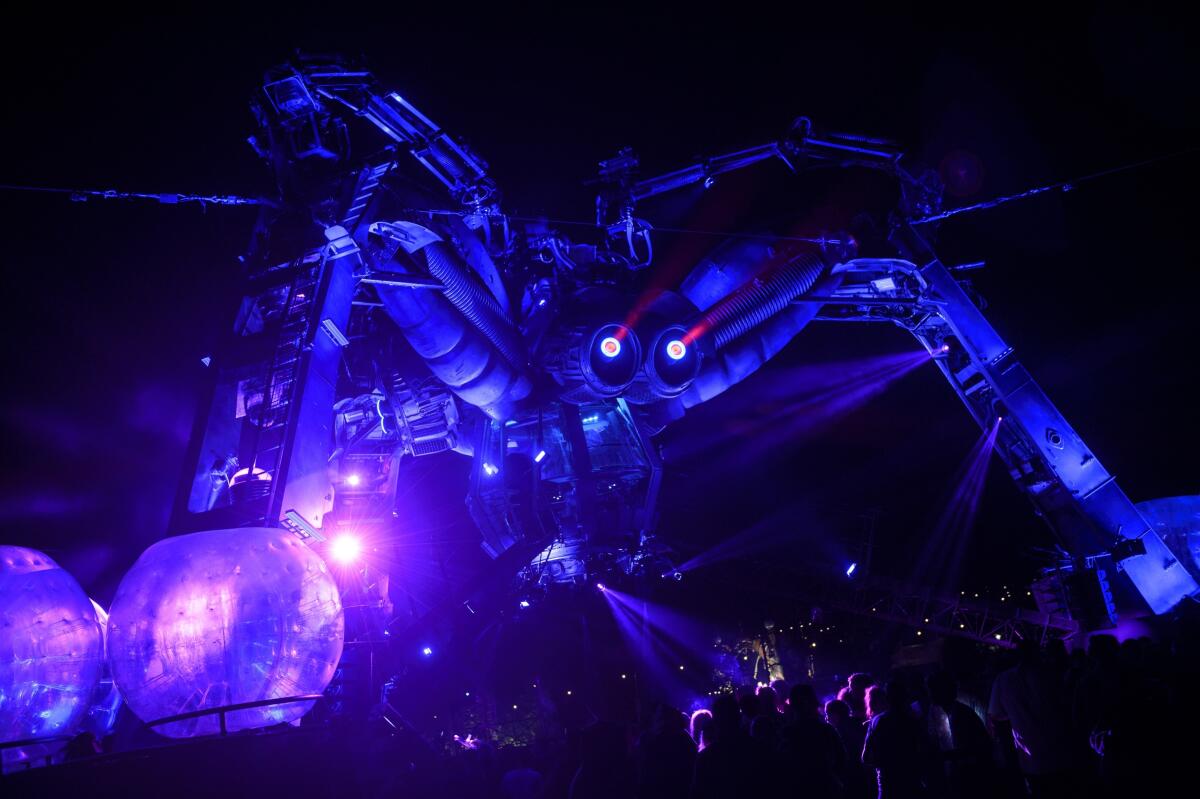 Una estructura en forma de araña gigante se aprecia durante el festival de música Glastonbury en Somerset