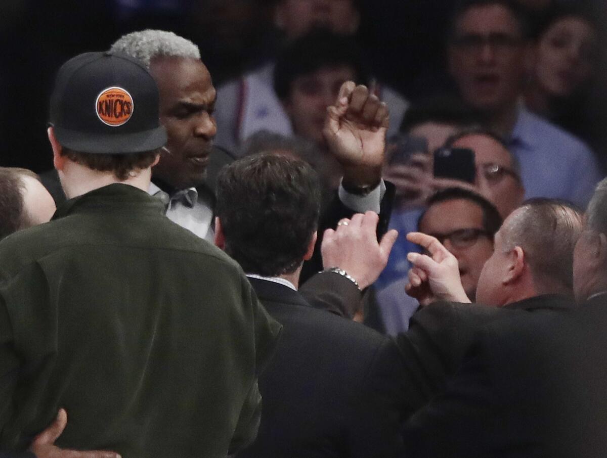 Los Clippers vencen a los Knicks mientras la policía arresta a exjugador neoyorquino.