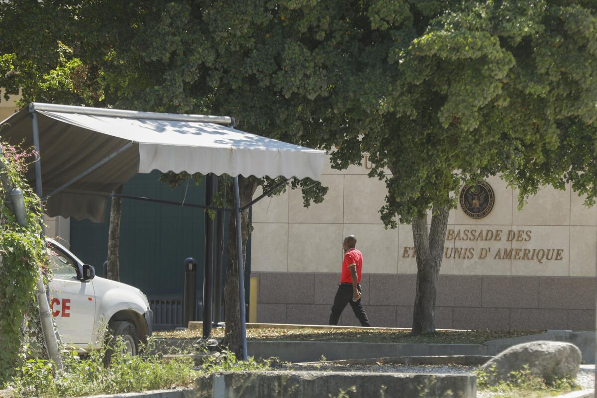 ARCHIVO - Un hombre ingresa a la embajada de Estados Unidos en Haití, el domingo 