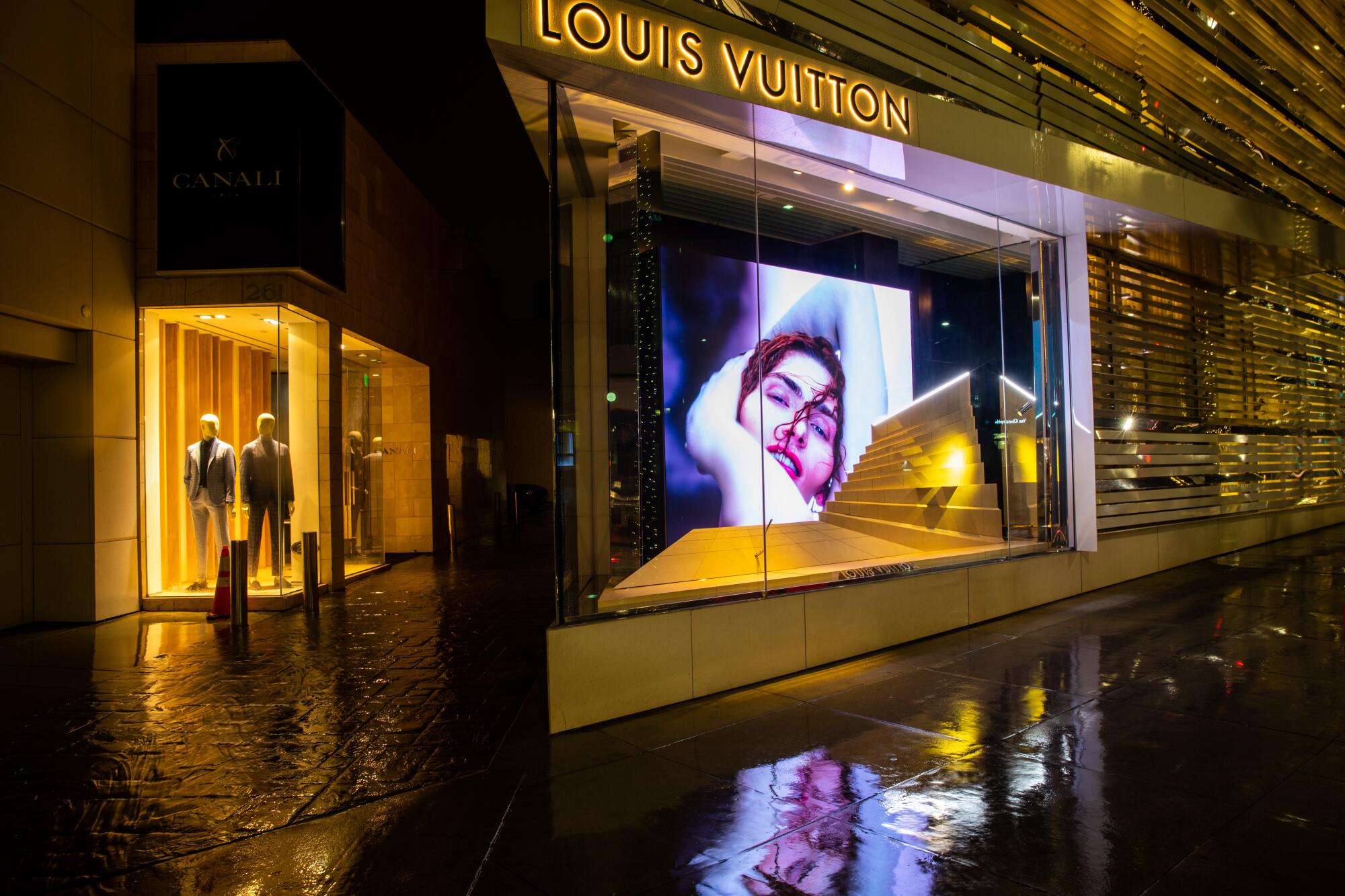 Beverly Hills, CA/USA - July 12, 2020: Long line of socially distancing  customers in face masks wait outside the Louis Vuitton store Rodeo Drive  Stock Photo - Alamy