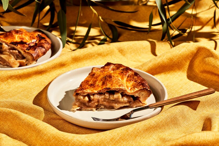 LOS ANGELES, CA - NOVEMBER 3, 2022: Apple pie prepared by cooking columnist Ben Mims on November 3, 2022 in the LA Times test kitchen. (Katrina Frederick / For The Times)