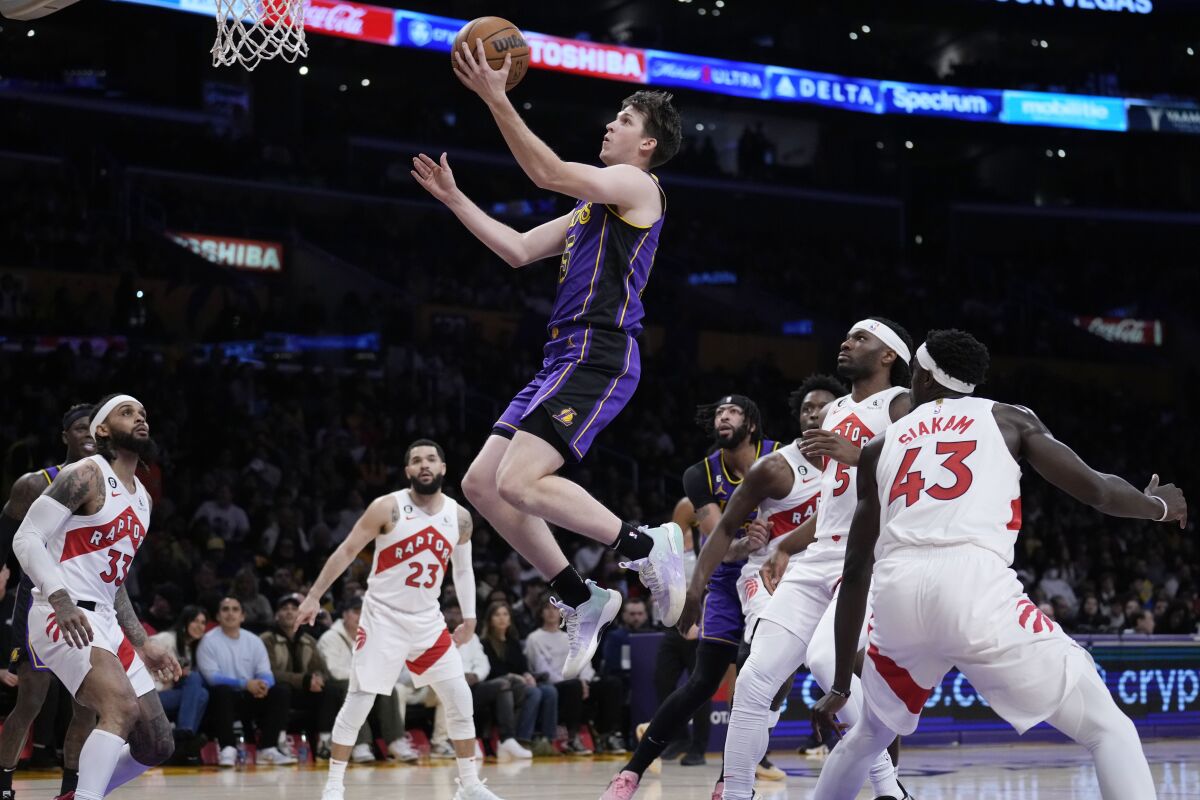 I-Lakers igada i-Austin Reaves, isikhungo esiphezulu, ishayela kubhasikidi ibhekene nama-Toronto Raptors esiwombeni sokuqala.
