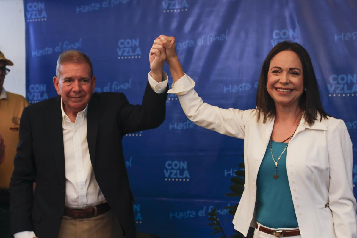 La líder opositora María Corina Machado, a la derecha, y el candidato presidencial de la 