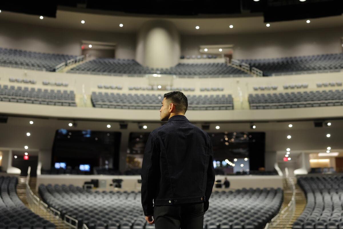 Alexis Rocha inaugurará las noches de boxeo en el el YouTube Theater.