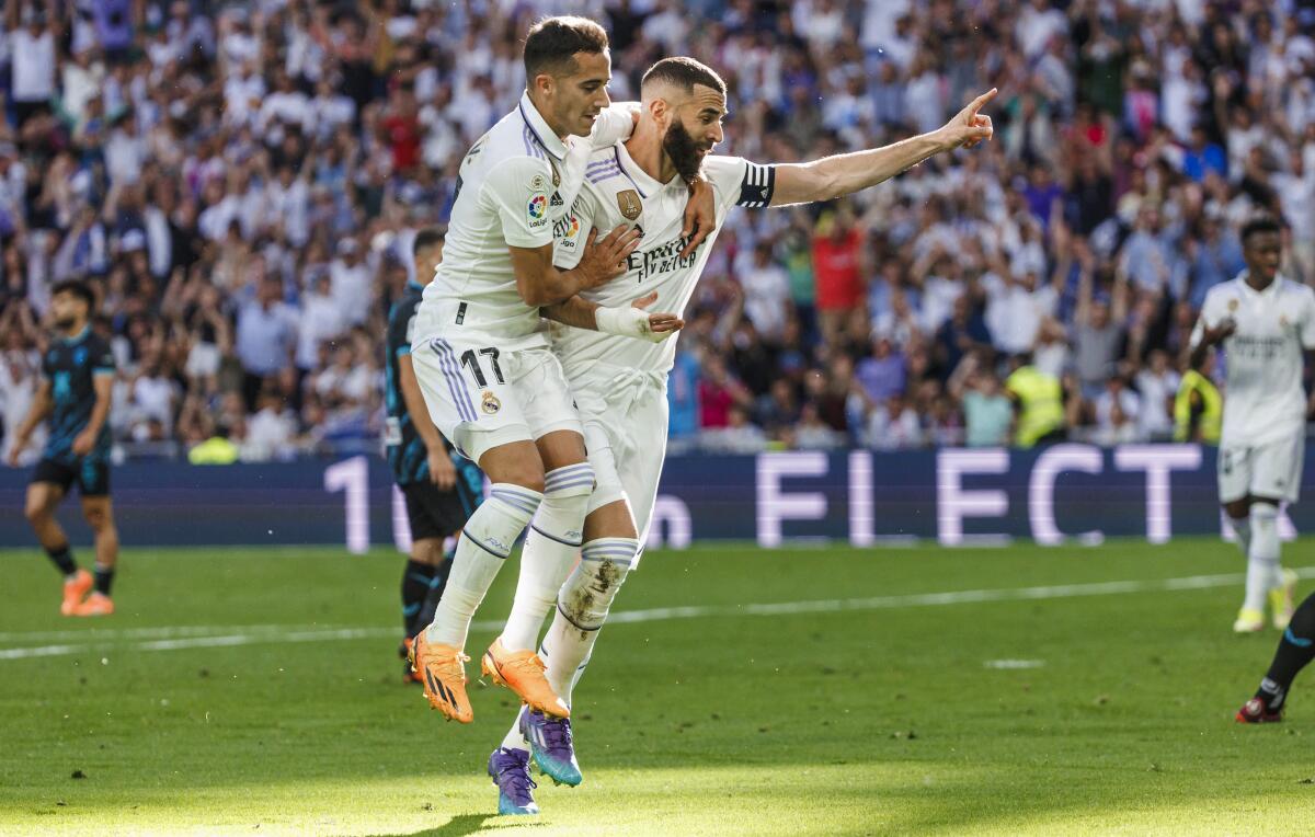 Karim Benzema del Real Madrid celebra con su compañero Lucas Vazquez 