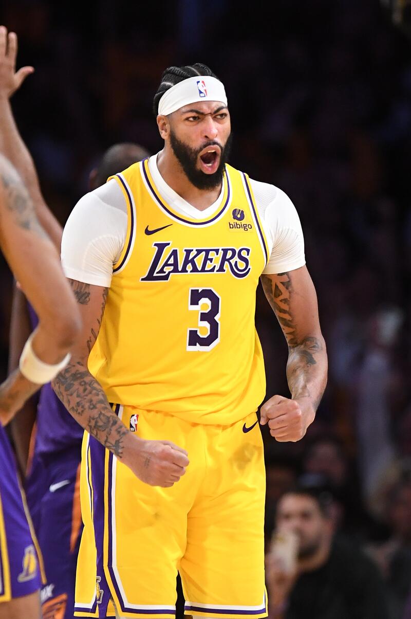 Los Angeles, California 26 Ekim 2023 - Lakers'lı Anthony Davis, basketinin ardından kutlama yapıyor.
