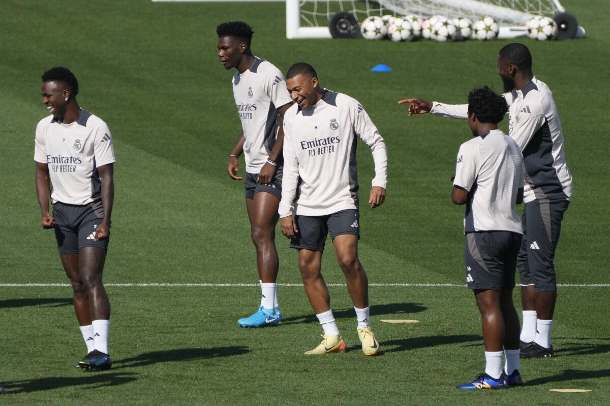 Kylian Mbappé (centro) durante un entrenamiento del Real Madrid, 