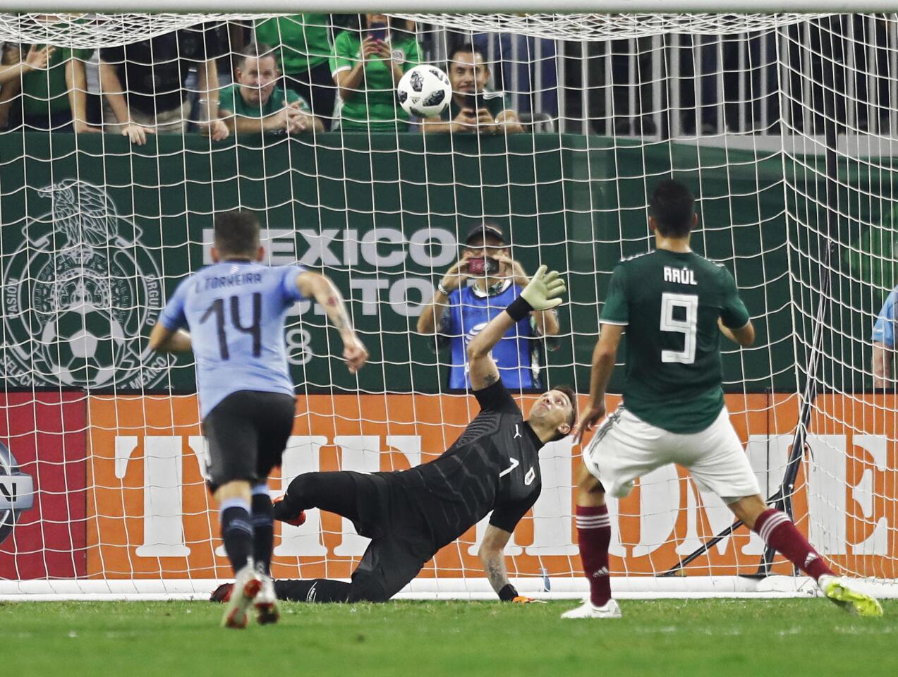 LWS113. Houston (United States), 07/09/2018.- Mexico player Raul Jimenez (R) kicks the ball in for a goal against Uruguay goalkeeper Fernando Muslera (C) in the first half of the friendly soccer match between Mexico and Uruguay at NRG Stadium in Houston,Texas, USA, 07 September 2018. (Futbol, Amistoso, Estados Unidos) EFE/EPA/LARRY W. SMITH ** Usable by HOY and SD Only **
