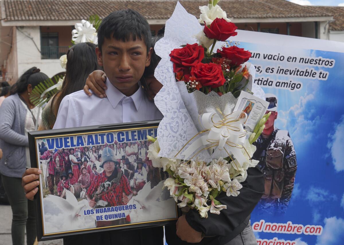 Familiares llorando durante el cortejo fúnebre de Clemer Rojas, de 23 años
