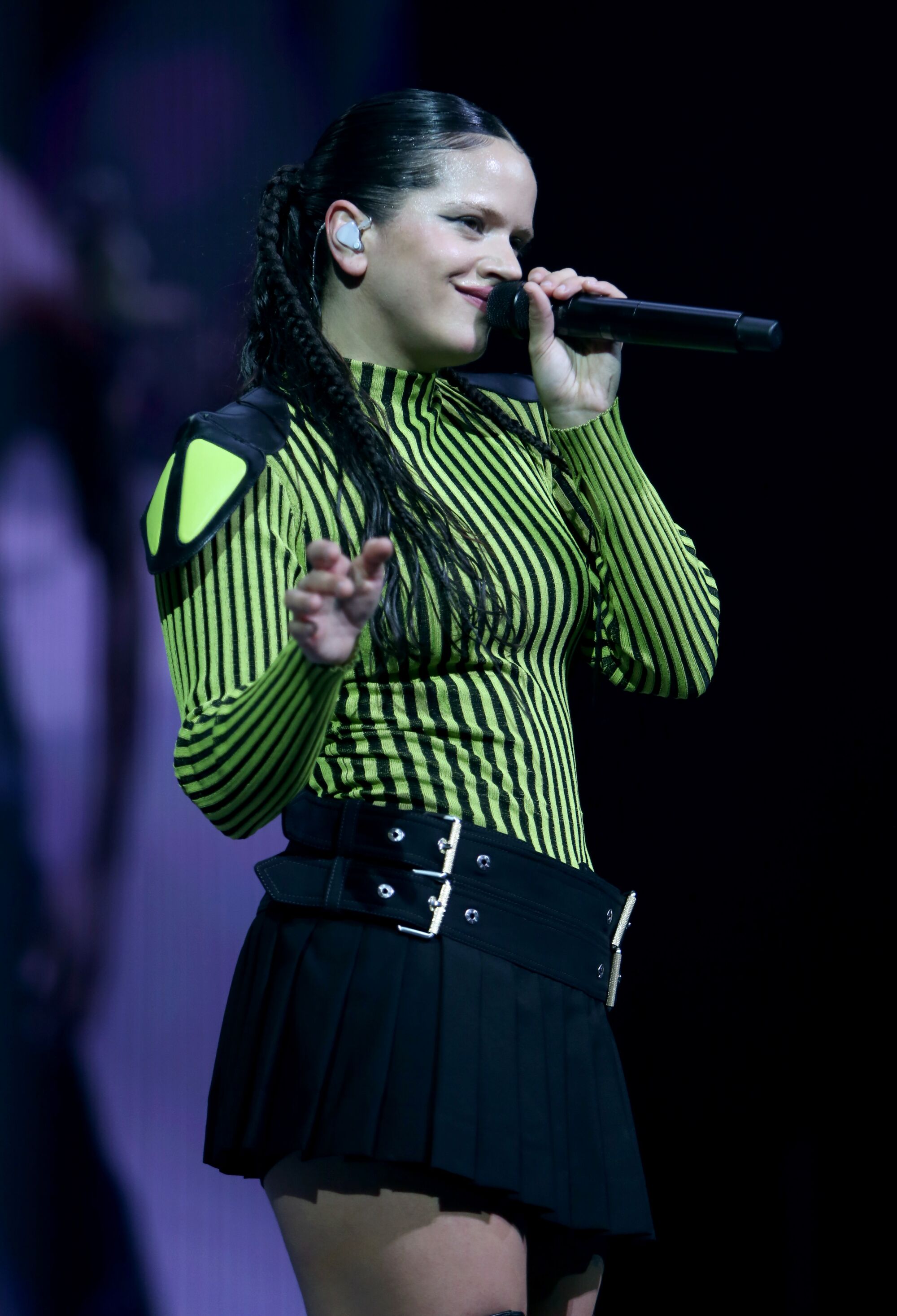 La española Rosalía durante su presentación en el YouTube Theater de Inglewood.