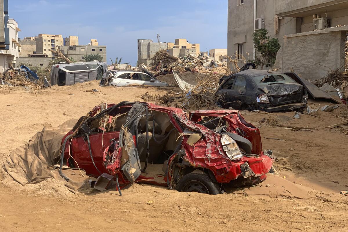 Destrucción causada hace una semana por la ruptura de dos represas en Derna, Libia,